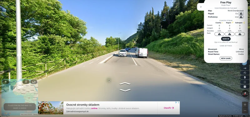 GuessWhereYouAre mitten in der Runde auf einer sonnigen Bergstraße, mit Statistik-Panel und Werbebanner