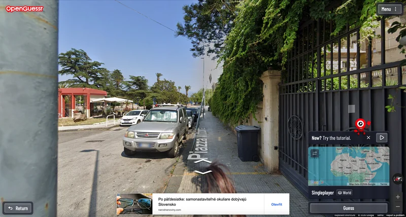 OpenGuessr mitten in der Runde: eine Street-View-Szene in Messina, Sizilien, mit Mini-Karte und einem Werbebanner über dem Spielfeld